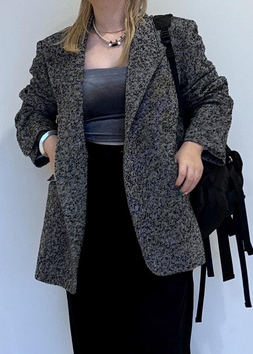 ブラック系のその他パンツ、グレー系のキャミソール、グレー系のテーラードジャケットを着用したレディースの夏コーディネートの5枚目の写真