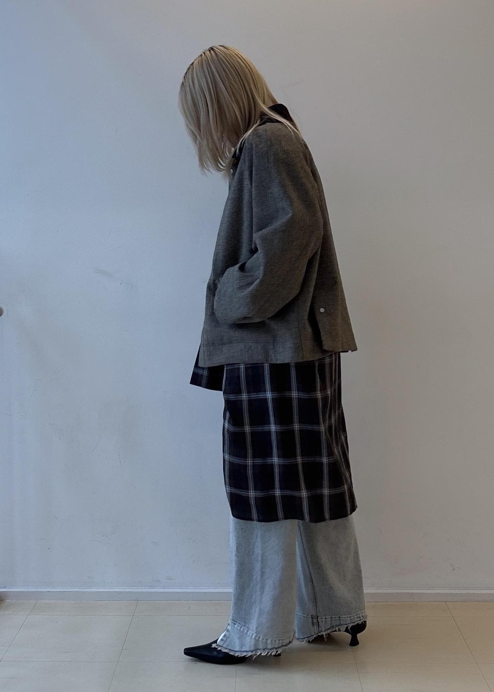 ブルー系のデニムパンツ、ブラック系のパンプス、ブラウン系のシャツ/ブラウスを着用したレディースの夏コーディネートの2枚目の写真