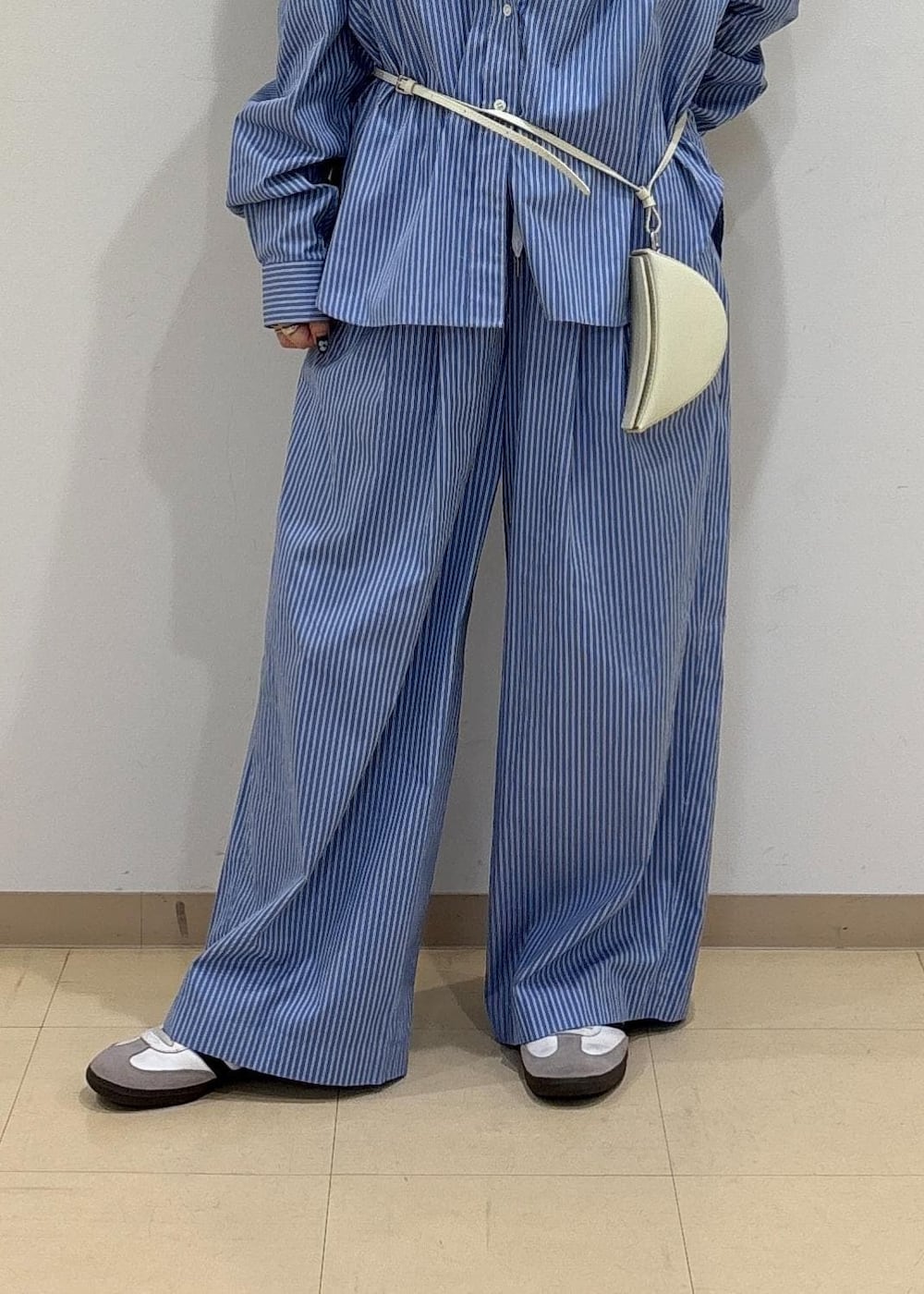 ブルー系のスラックス、ブルー系のシャツ/ブラウスを着用したレディースの秋コーディネートの6枚目の写真