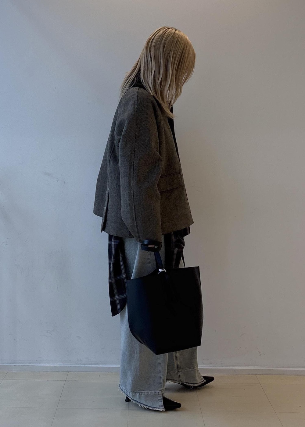 ブルー系のデニムパンツ、ブラック系のパンプス、ブラウン系のシャツ/ブラウスを着用したレディースの夏コーディネートの4枚目の写真