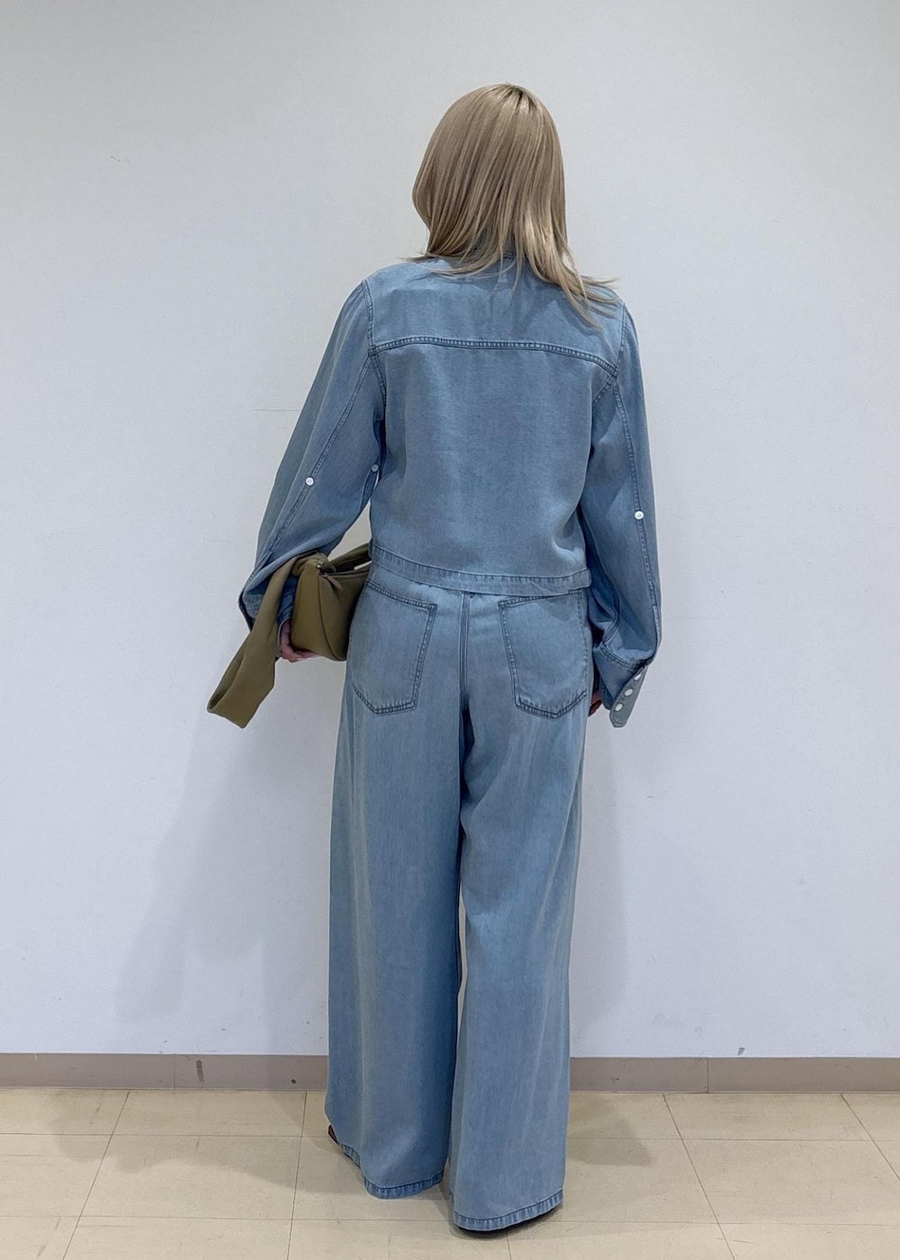 ブラウン系のサンダル、ブルー系のシャツ/ブラウス、ブルー系のデニムパンツを着用したレディースの春コーディネートの3枚目の写真