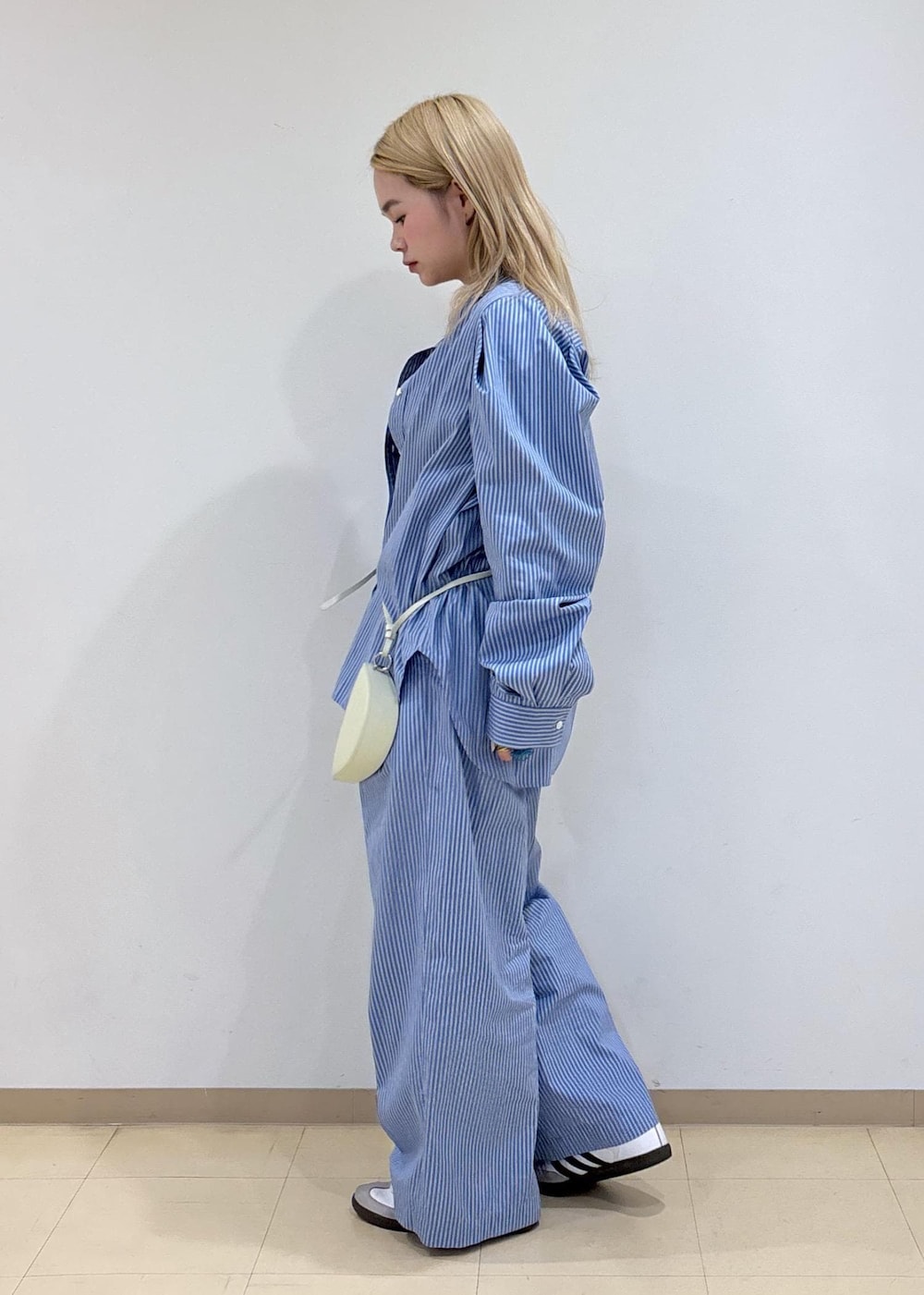 ブルー系のスラックス、ブルー系のシャツ/ブラウスを着用したレディースの秋コーディネートの2枚目の写真