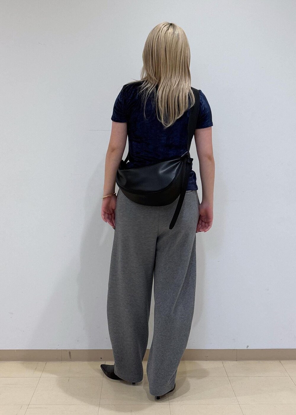 ブラック系のパンプス、ブルー系のタンクトップ、ブルー系のTシャツ/カットソーを着用したレディースの秋コーディネートの3枚目の写真