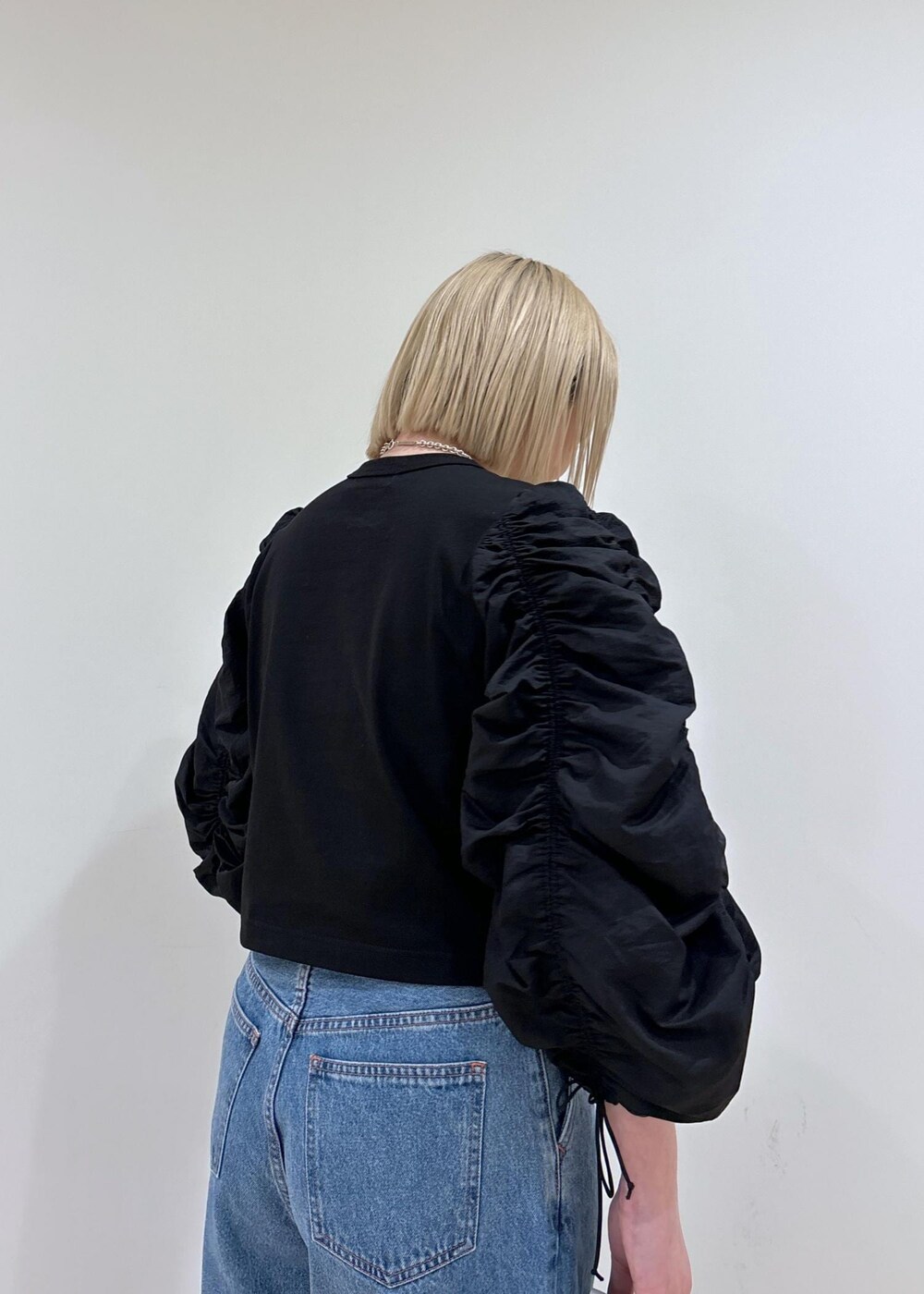 ブルー系のデニムパンツ、シルバー系のショルダーバッグ、シルバー系のサンダルを着用したレディースの春コーディネートの8枚目の写真