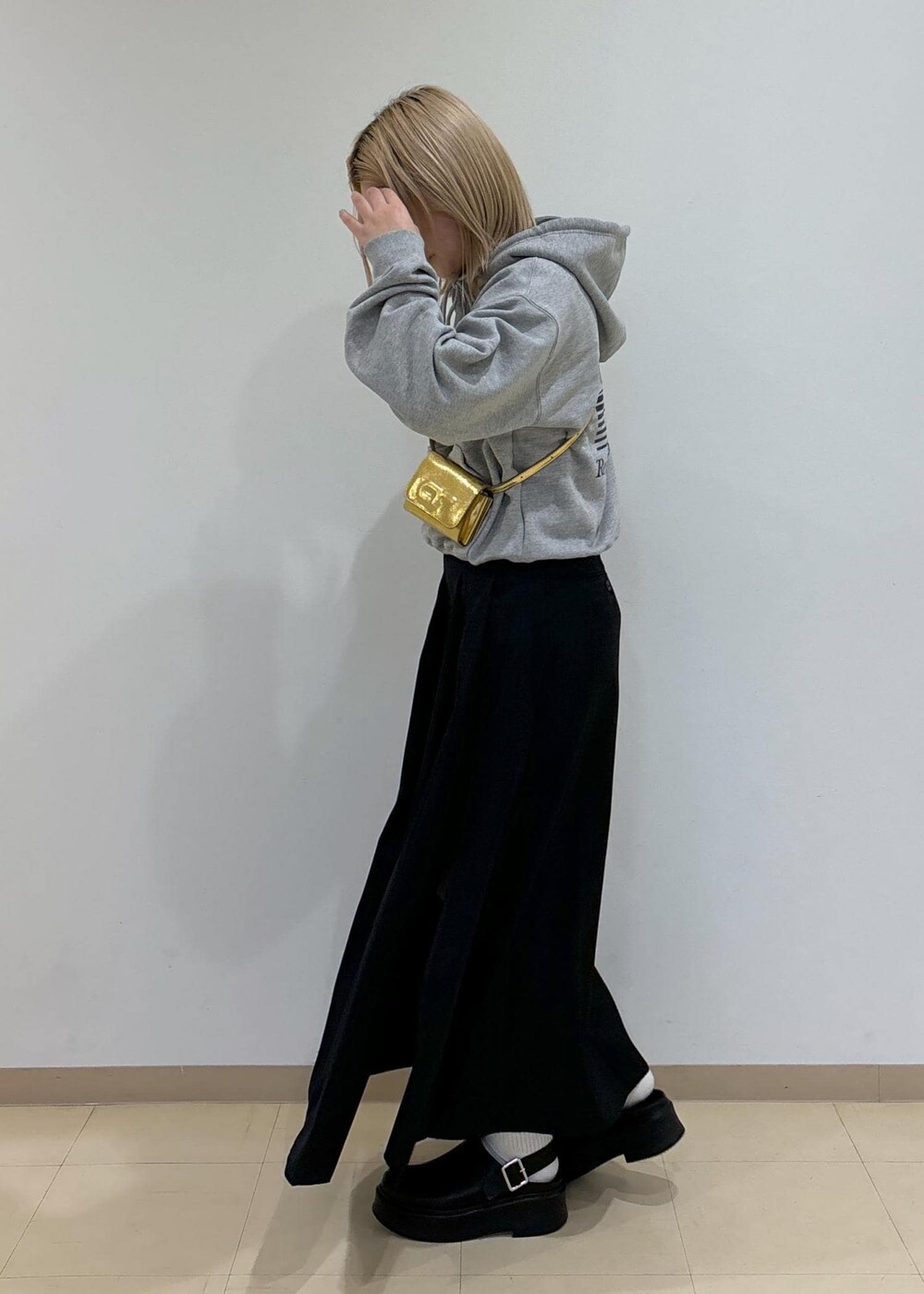 「初秋コーデ、秋コーデ、韓国ファッション、スポーツミックス、ADAM ET ROPÉ、ストレート、ブルべ冬、敏感、高身長、トップス、パーカー、スカート、バッグ、ショルダーバッグ、シューズ」｜「ADAM ET ROPE'のボリュームソールベルトクロッグ（サンダル、ブラック系）」を使った、e.c.8123さん（レディース・160cm）の夏コーディネートの2枚目の写真