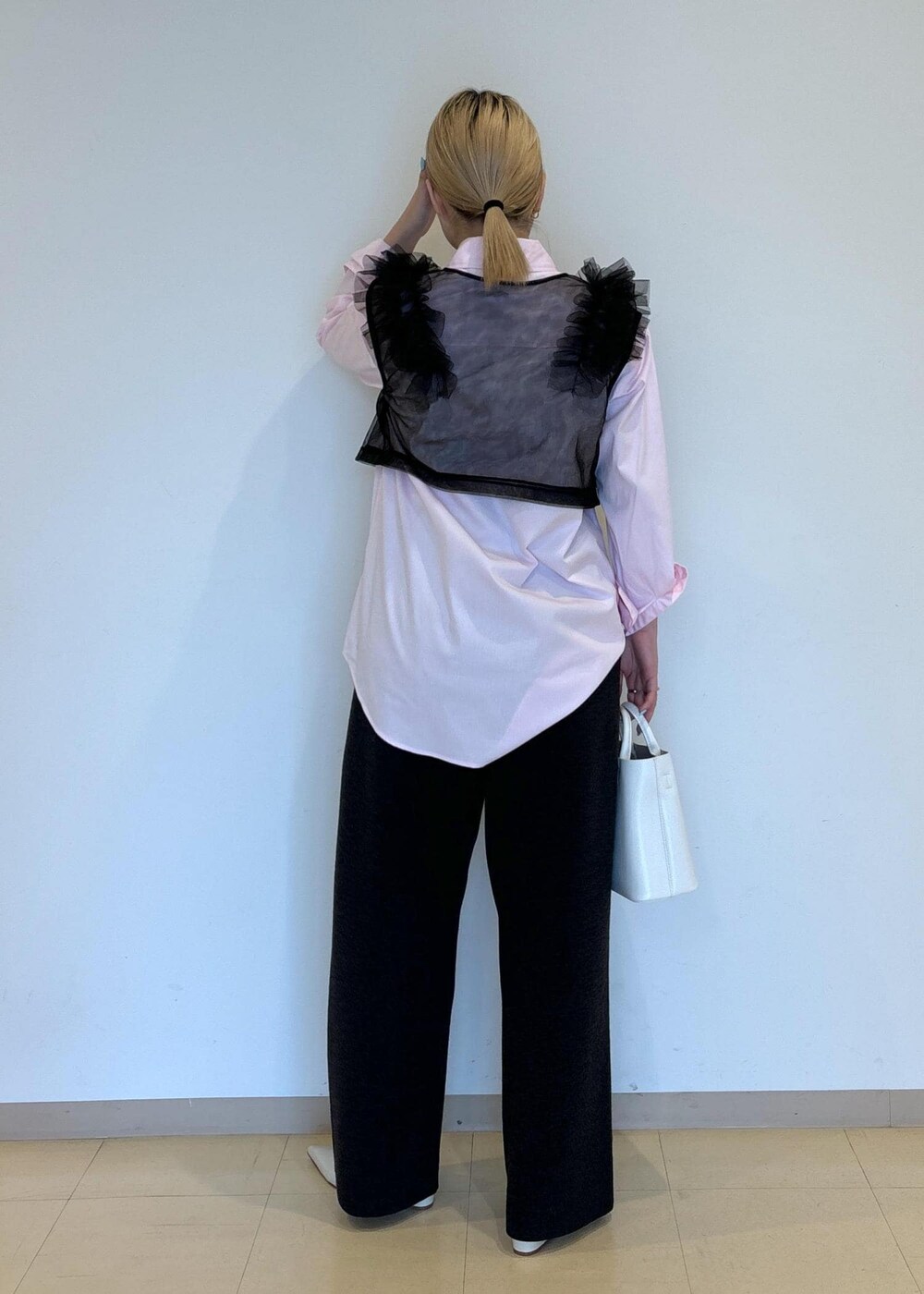 ホワイト系のハンドバッグ、ホワイト系のパンプス、ブラック系のTシャツ/カットソーを着用したレディースの夏コーディネートの4枚目の写真