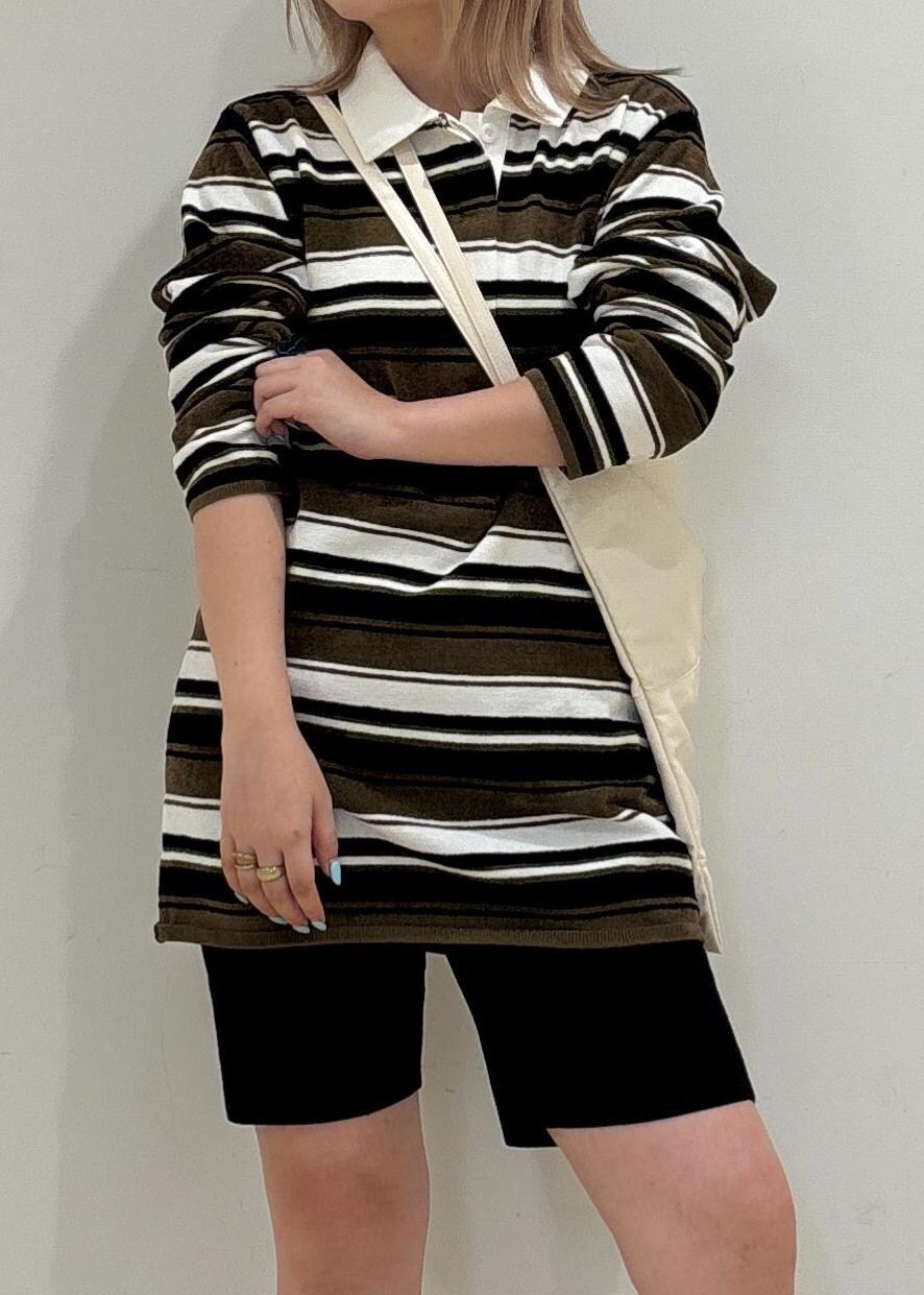 ブラック系のその他パンツ、ブラック系のローファー、ホワイト系のボディバッグ/ウエストポーチを着用したレディースの秋コーディネートの5枚目の写真