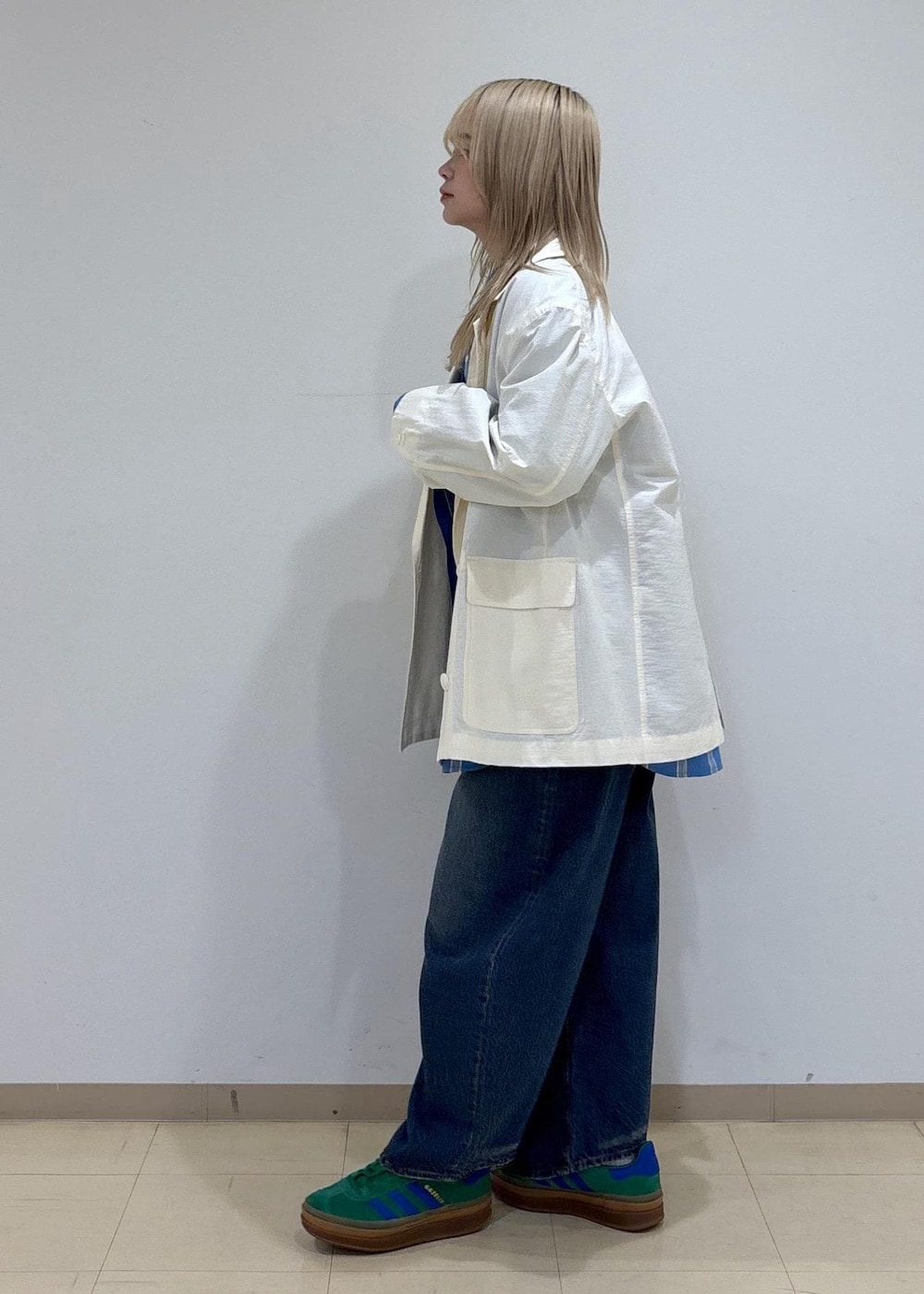 ブルー系のシャツ/ブラウス、ホワイト系のテーラードジャケット、ブルー系のデニムパンツを着用したレディースの春コーディネートの2枚目の写真