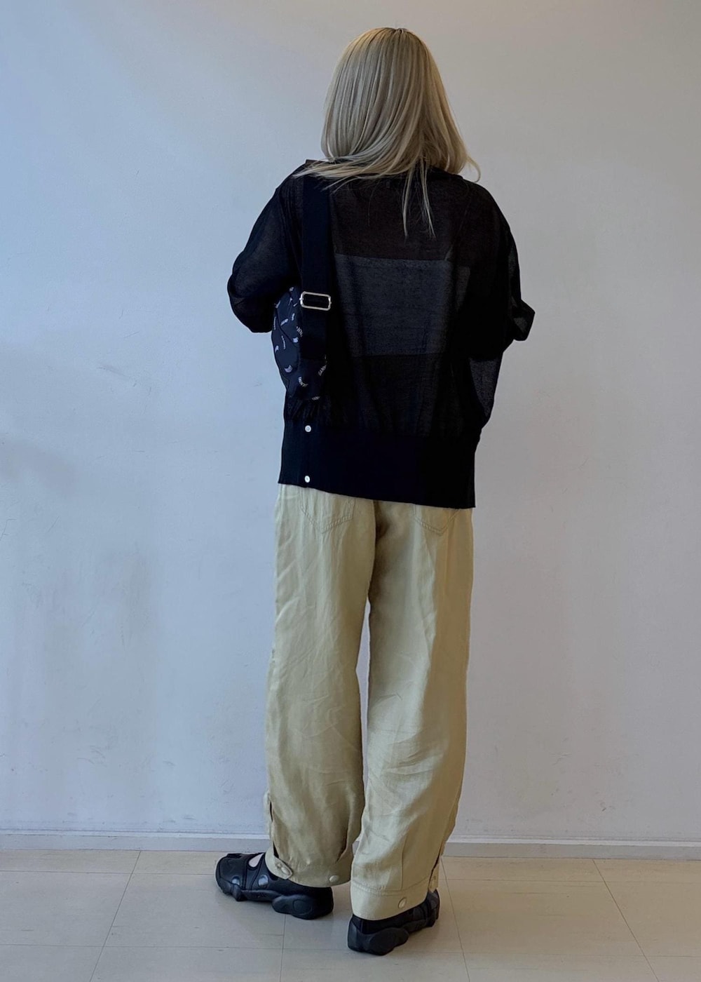 ブラック系のショルダーバッグ、ブラック系のカーディガン/ボレロ、ベージュ系のその他パンツを着用したレディースの夏コーディネートの3枚目の写真