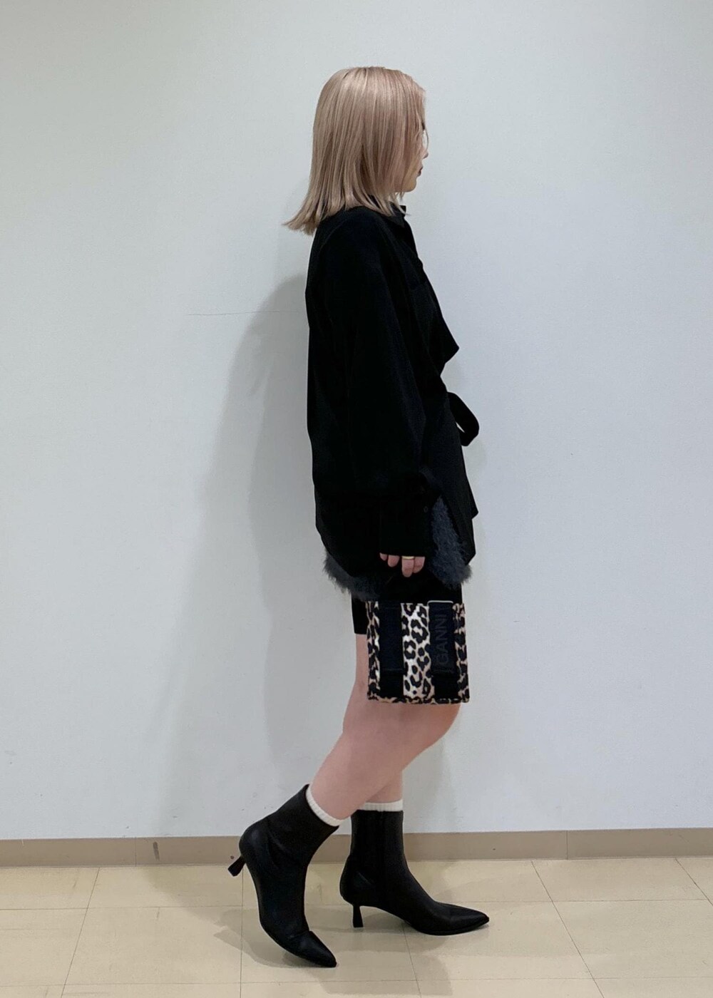 「GANNI、別注、初秋コーデ、モノトーンコーデ、ADAM ET ROPÉ、ストレート、ブルべ冬、敏感、高身長、トップス、シャツ/ブラウス、パンツ、スカート、シューズ、ブーツ」|「ADAM ET ROPE'のフラッフィーミニスカート(スカート、グレー系)」を使った、e.c.8123さん(レディース・160cm)の秋コーディネートの4枚目の写真