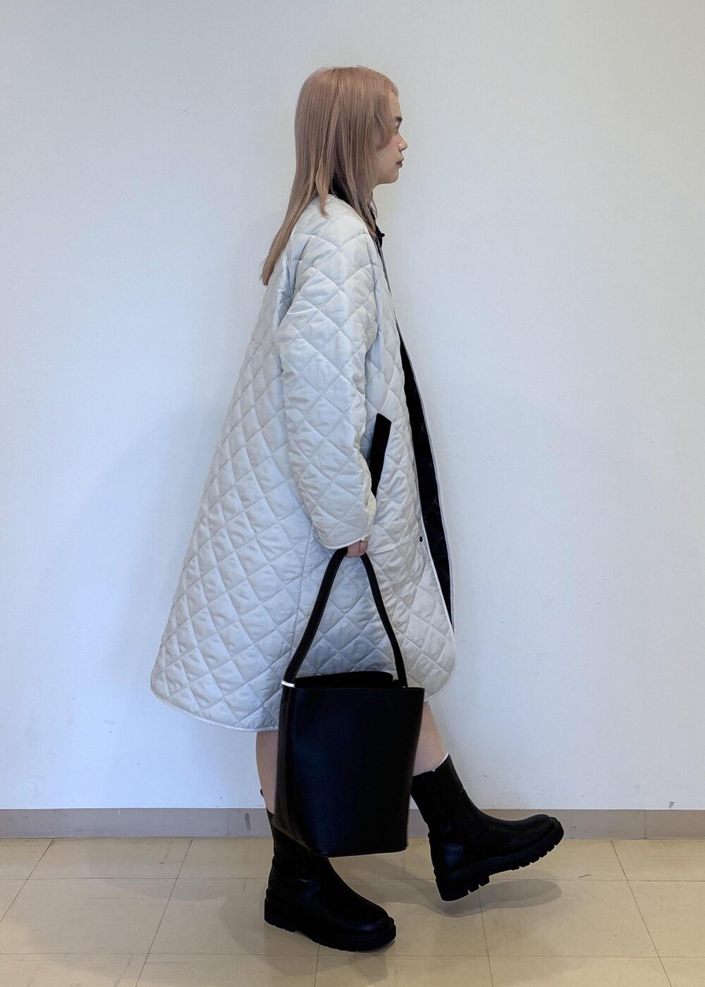 グレー系のカーディガン/ボレロ、ブラック系のブーツ、ブラック系のその他パンツを着用したレディースの秋コーディネートの4枚目の写真