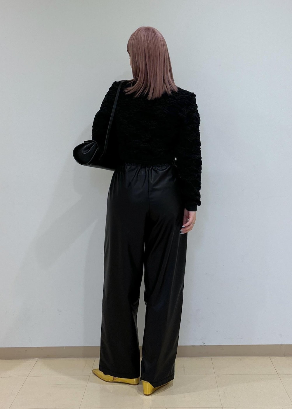 ホワイト系のキャミソール、ゴールド系のパンプス、ブラック系のカーディガン/ボレロを着用したレディースの秋コーディネートの3枚目の写真