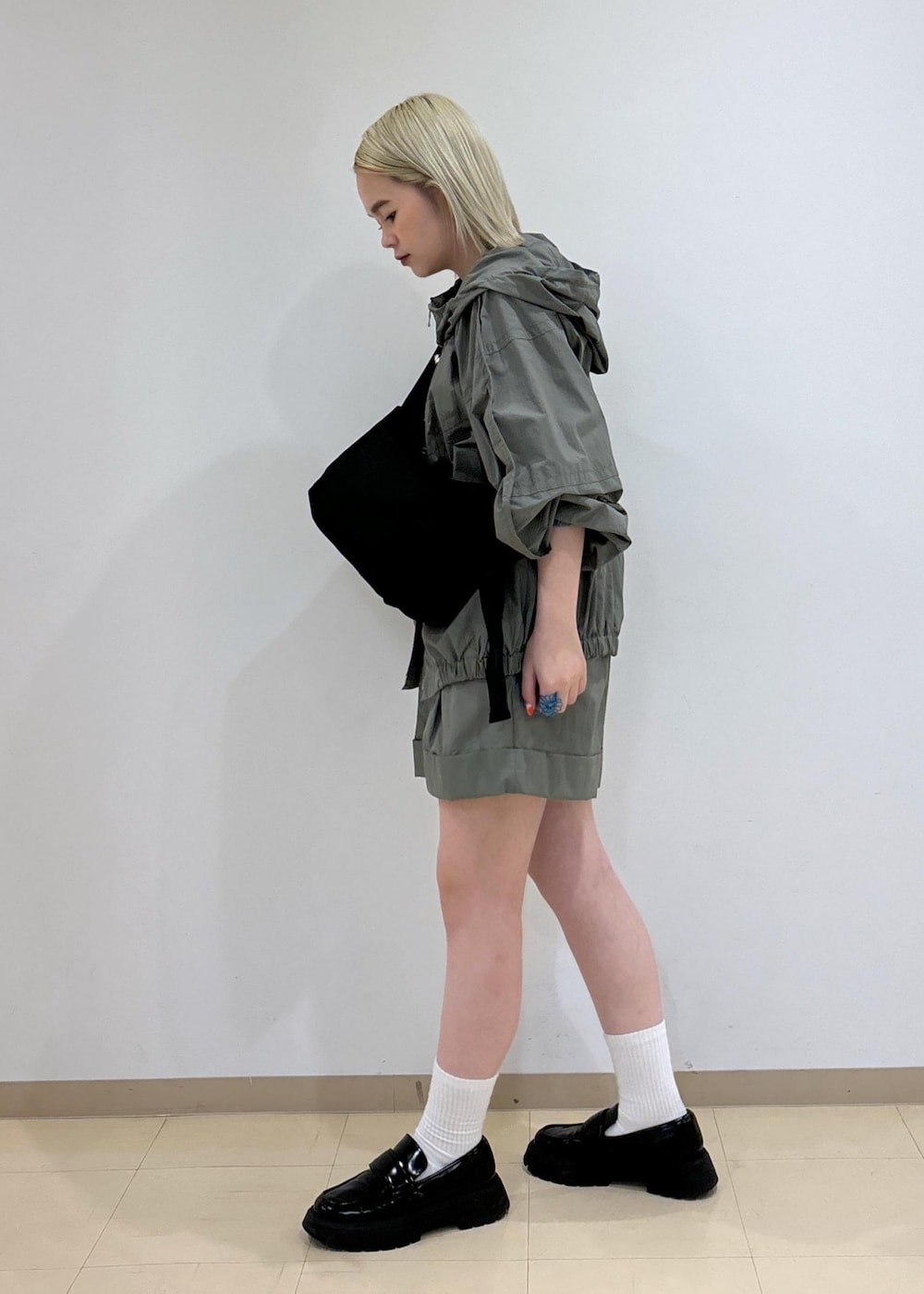 「レインパーカー、撥水、ADAM ET ROPÉ、FEMME、SDGs、サステナブル、骨格ストレート、ブルべ、スポーティー、アウトドア、セットアップ、セットアップ対応、夏、夏コーデ、夏ファッション」｜「ADAM ET ROPE'の【撥水・UVカット・接触冷感】カーヴィレインパーカー（その他アウター、グリーン系）」を使った、e.c.8123さん（レディース・159cm）の夏コーディネートの2枚目の写真