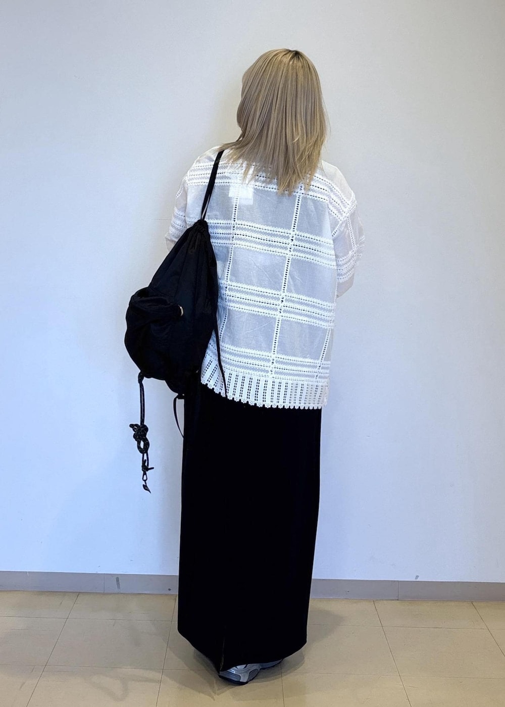 ブラック系のバックパック/リュック、ホワイト系のシャツ/ブラウス、ブラック系のワンピースを着用したレディースの春コーディネートの3枚目の写真