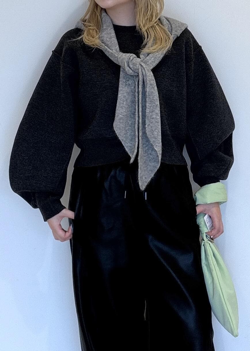 グリーン系のハンドバッグ、ブラック系のパンプス、グレー系のニット/セーターを着用したレディースの秋コーディネートの6枚目の写真