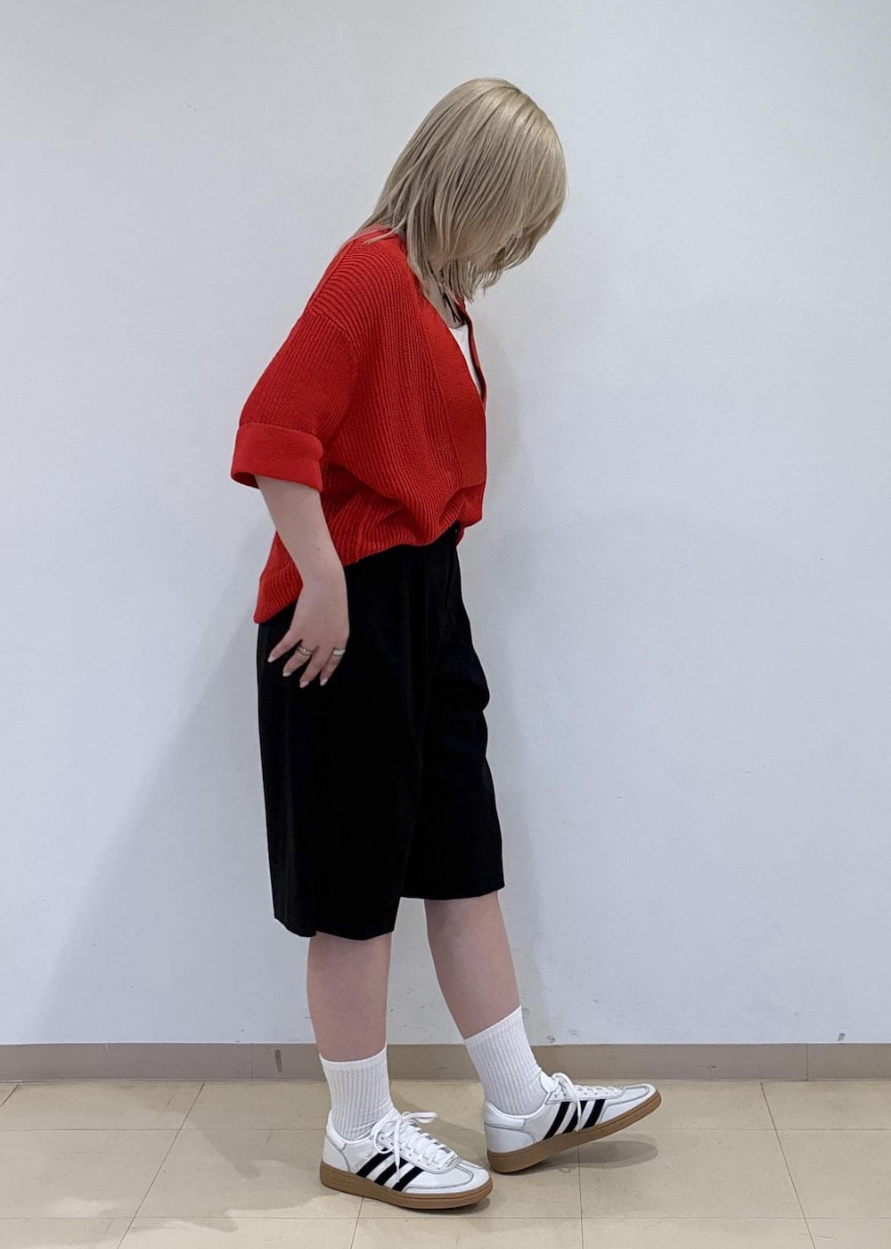 ブラック系のトートバッグ、ブラック系のその他パンツ、レッド系のニット/セーターを着用したレディースの春コーディネートの4枚目の写真