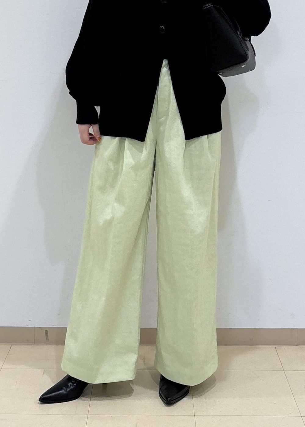 ブラック系のカーディガン/ボレロ、ブラック系のブーツ、グリーン系のその他パンツを着用したレディースの秋コーディネートの6枚目の写真