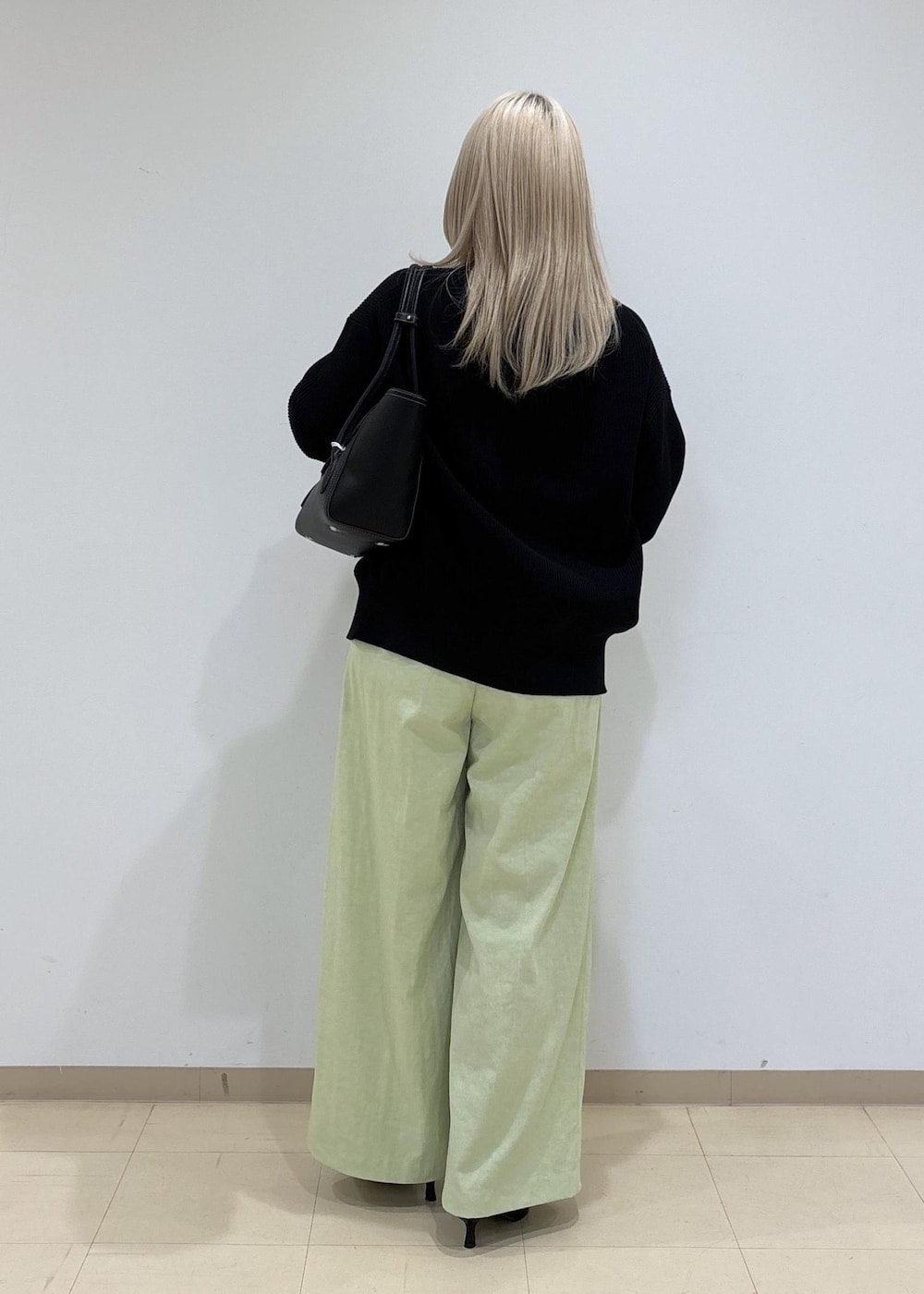 ブラック系のカーディガン/ボレロ、ブラック系のブーツ、グリーン系のその他パンツを着用したレディースの秋コーディネートの3枚目の写真