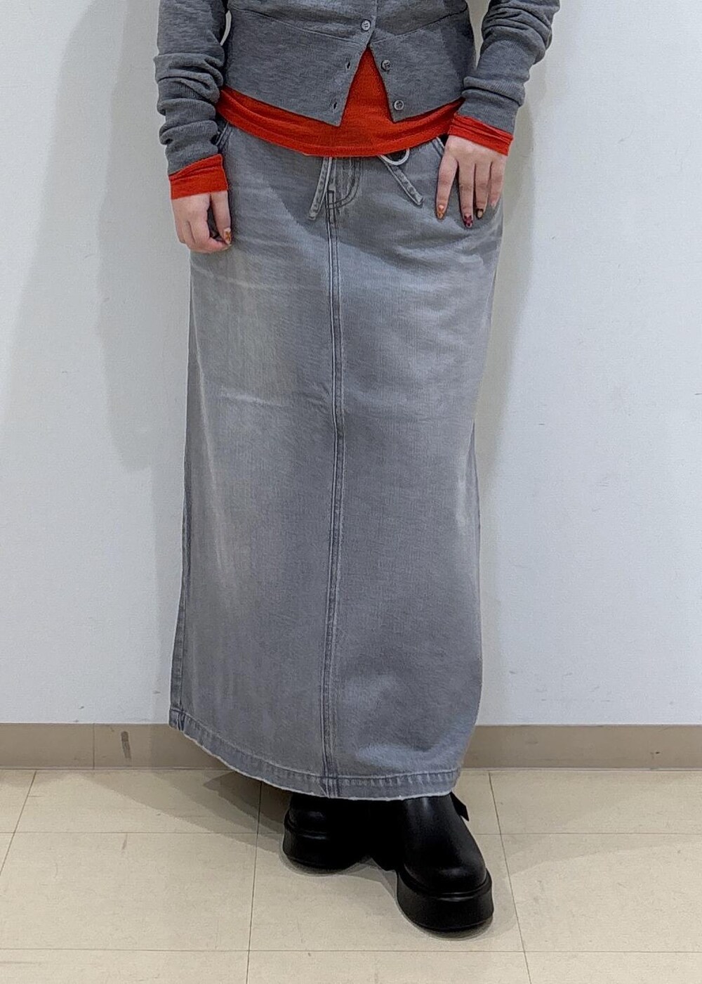 ブラック系のサンダル、レッド系のTシャツ/カットソー、グレー系のカーディガン/ボレロを着用したレディースの秋コーディネートの6枚目の写真