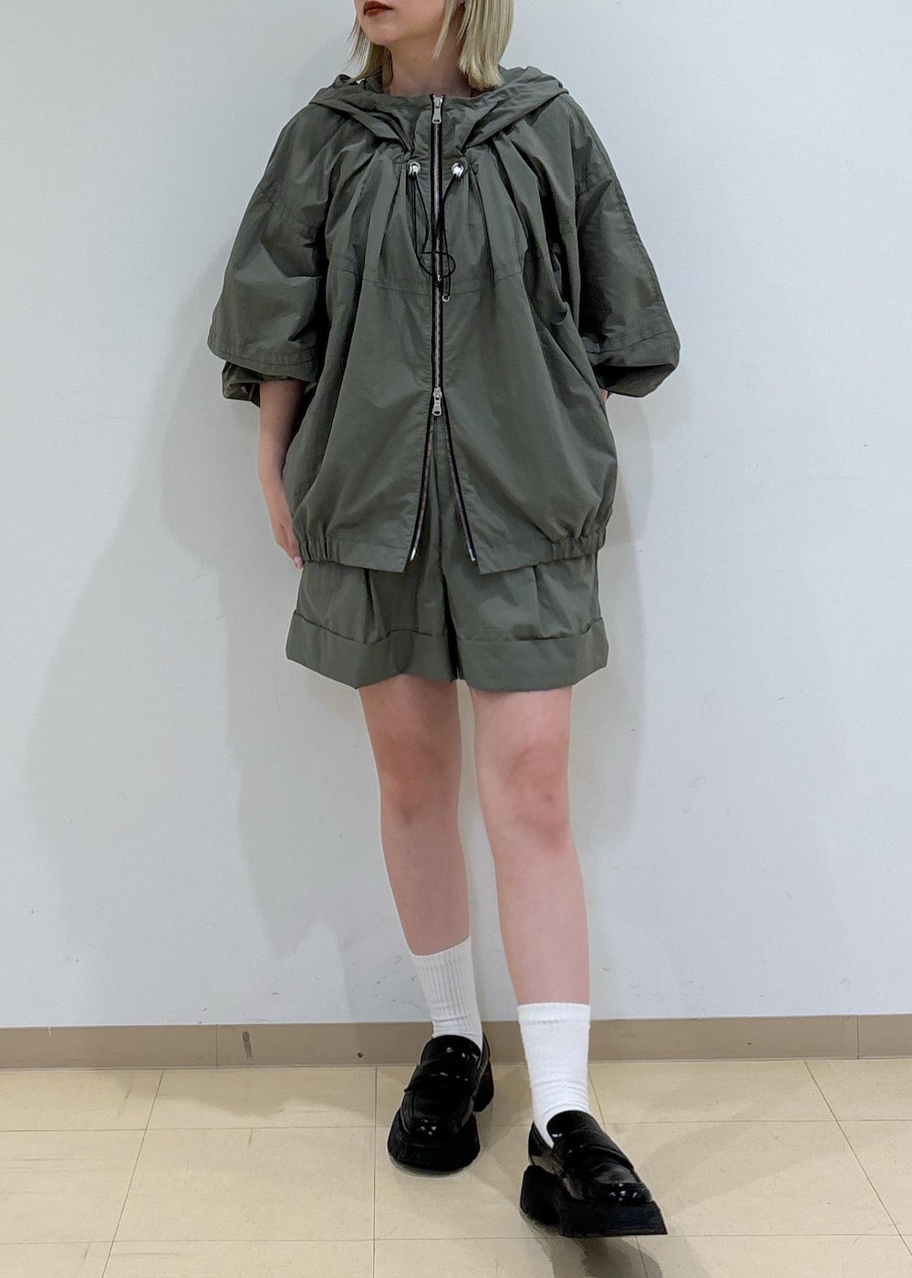 「レインパーカー、撥水、ADAM ET ROPÉ、FEMME、SDGs、サステナブル、骨格ストレート、ブルべ、スポーティー、アウトドア、セットアップ、セットアップ対応、夏、夏コーデ、夏ファッション」｜「ADAM ET ROPE'の【撥水・UVカット・接触冷感】カーヴィレインパーカー（その他アウター、グリーン系）」を使った、e.c.8123さん（レディース・159cm）の夏コーディネートの5枚目の写真