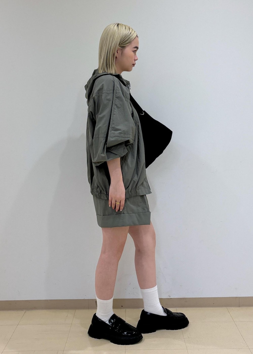 「レインパーカー、撥水、ADAM ET ROPÉ、FEMME、SDGs、サステナブル、骨格ストレート、ブルべ、スポーティー、アウトドア、セットアップ、セットアップ対応、夏、夏コーデ、夏ファッション」｜「ADAM ET ROPE'の【撥水・UVカット・接触冷感】カーヴィレインパーカー（その他アウター、グリーン系）」を使った、e.c.8123さん（レディース・159cm）の夏コーディネートの4枚目の写真