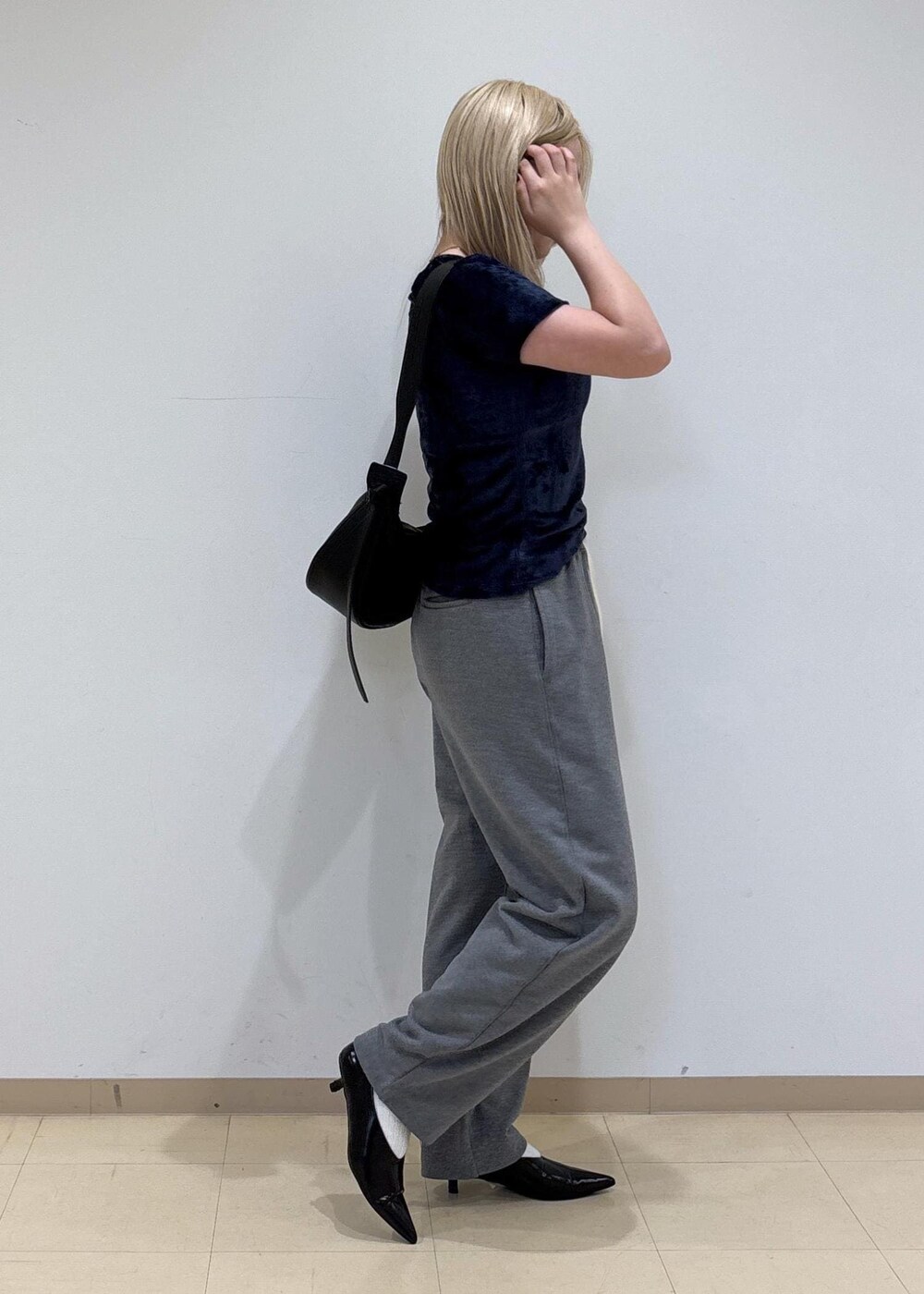 ブラック系のパンプス、ブルー系のタンクトップ、ブルー系のTシャツ/カットソーを着用したレディースの秋コーディネートの4枚目の写真