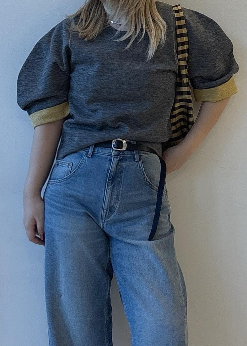 ブルー系のデニムパンツ、グレー系のニット/セーター、ブラウン系のサンダルを着用したレディースの夏コーディネートの5枚目の写真