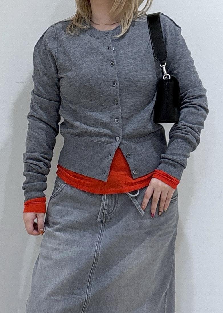 ブラック系のサンダル、レッド系のTシャツ/カットソー、グレー系のカーディガン/ボレロを着用したレディースの秋コーディネートの5枚目の写真