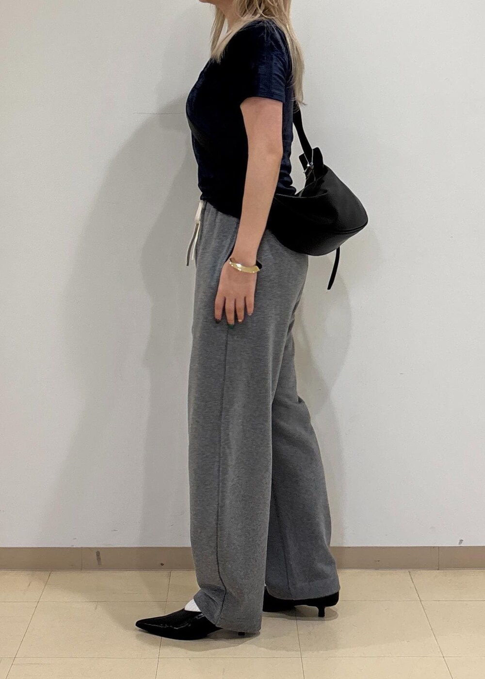 ブラック系のパンプス、ブルー系のタンクトップ、ブルー系のTシャツ/カットソーを着用したレディースの秋コーディネートの2枚目の写真