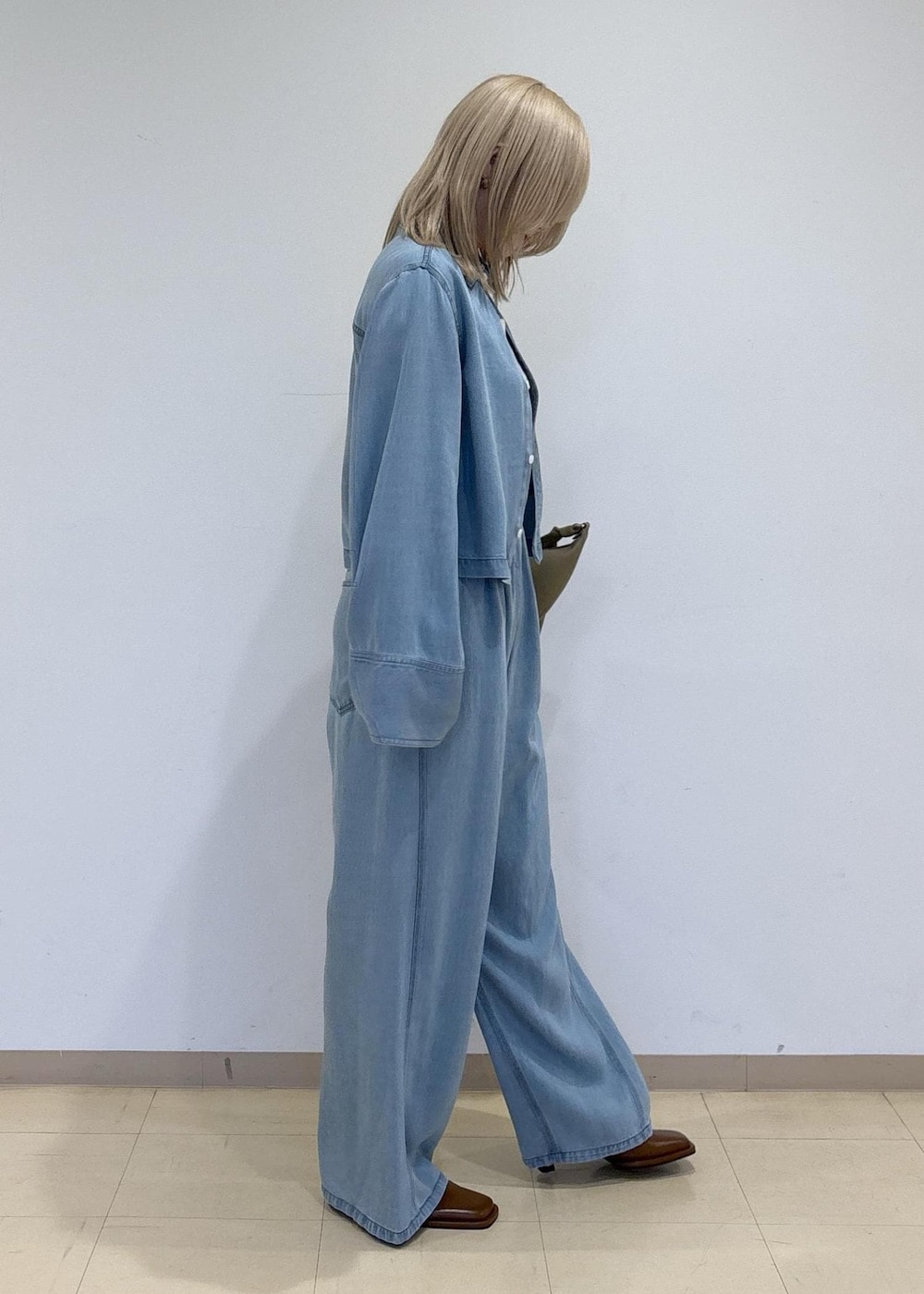 ブラウン系のサンダル、ブルー系のシャツ/ブラウス、ブルー系のデニムパンツを着用したレディースの春コーディネートの4枚目の写真