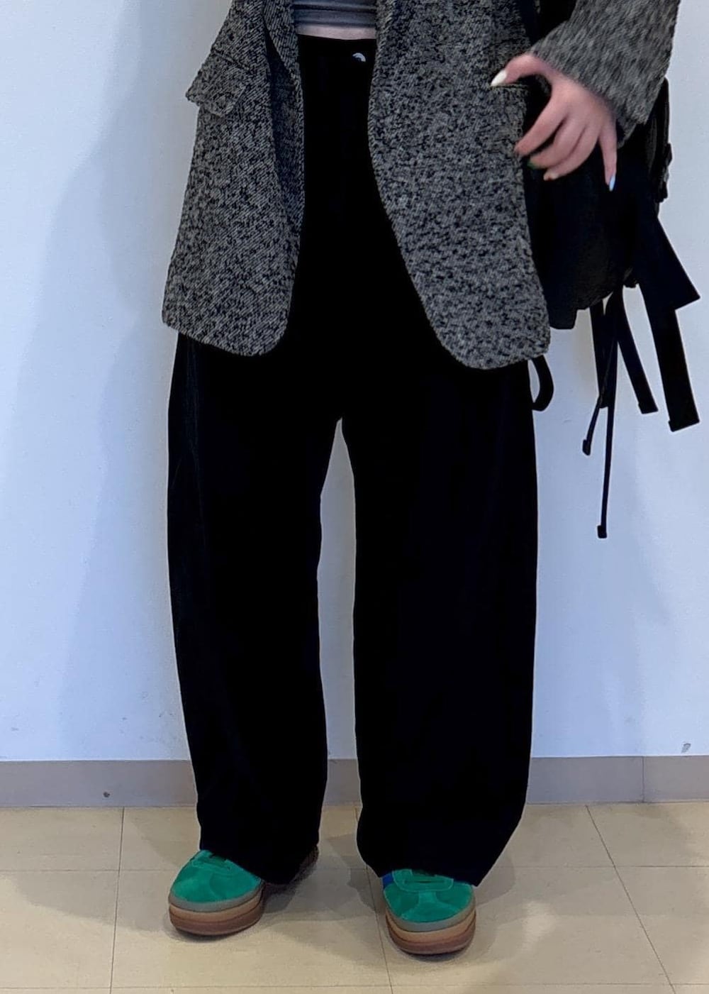 ブラック系のその他パンツ、グレー系のキャミソール、グレー系のテーラードジャケットを着用したレディースの夏コーディネートの6枚目の写真