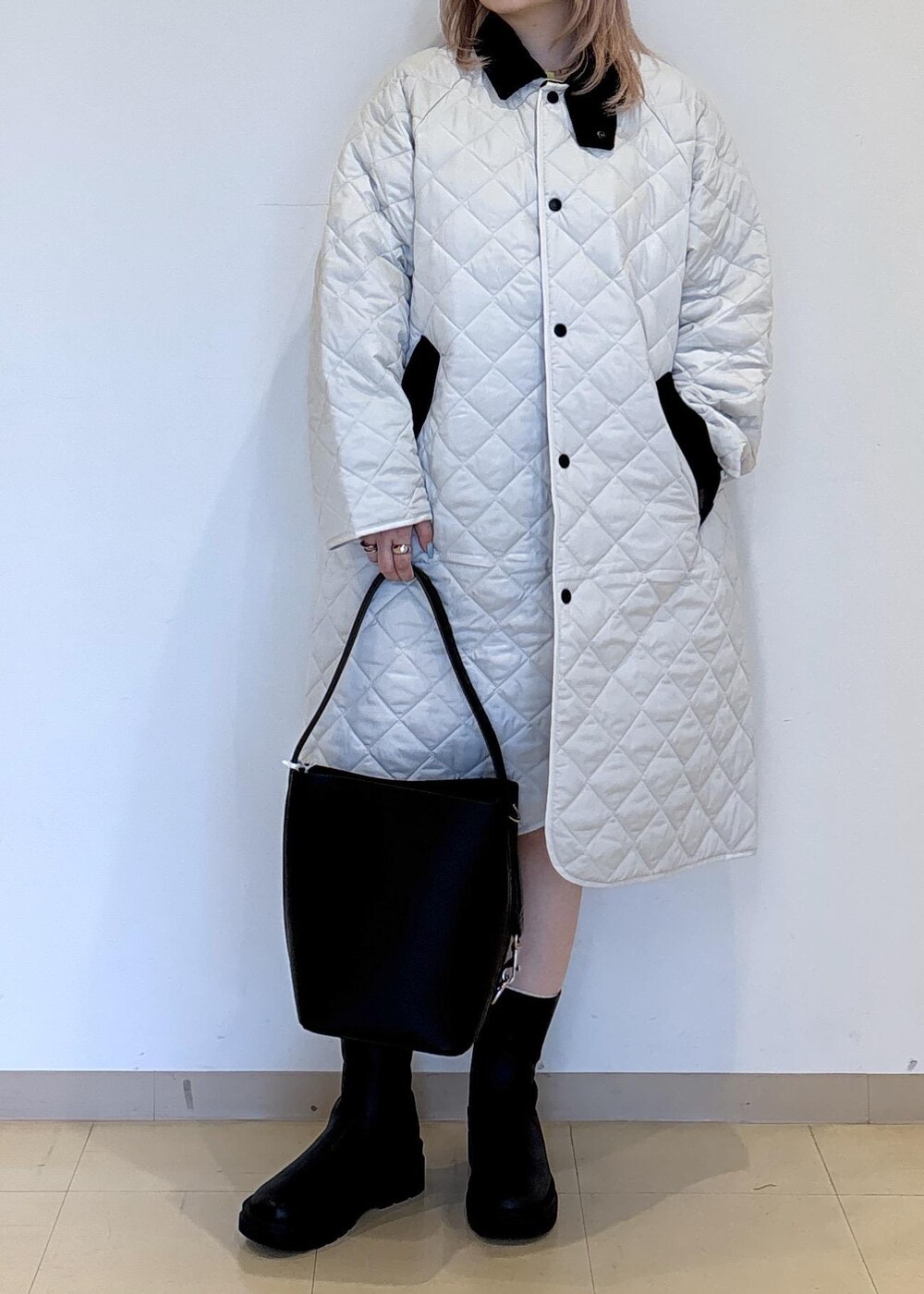 グレー系のカーディガン/ボレロ、ブラック系のブーツ、ブラック系のその他パンツを着用したレディースの秋コーディネートの5枚目の写真