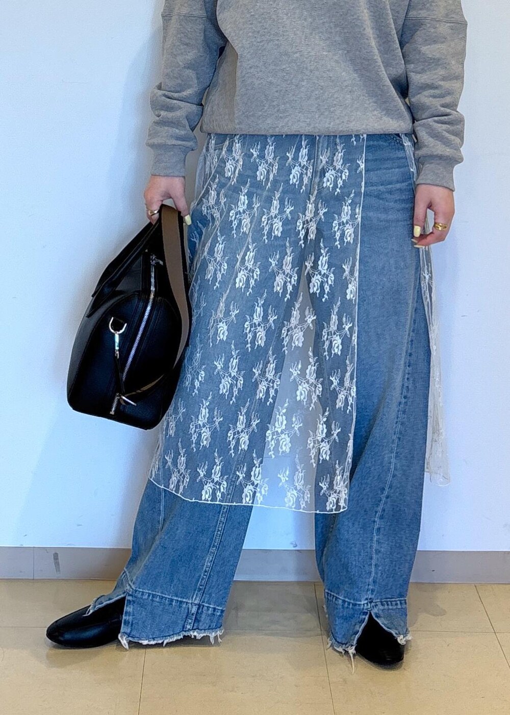 ホワイト系のTシャツ/カットソー、ブラック系のレインシューズ、グレー系のスウェットを着用したレディースの冬コーディネートの5枚目の写真