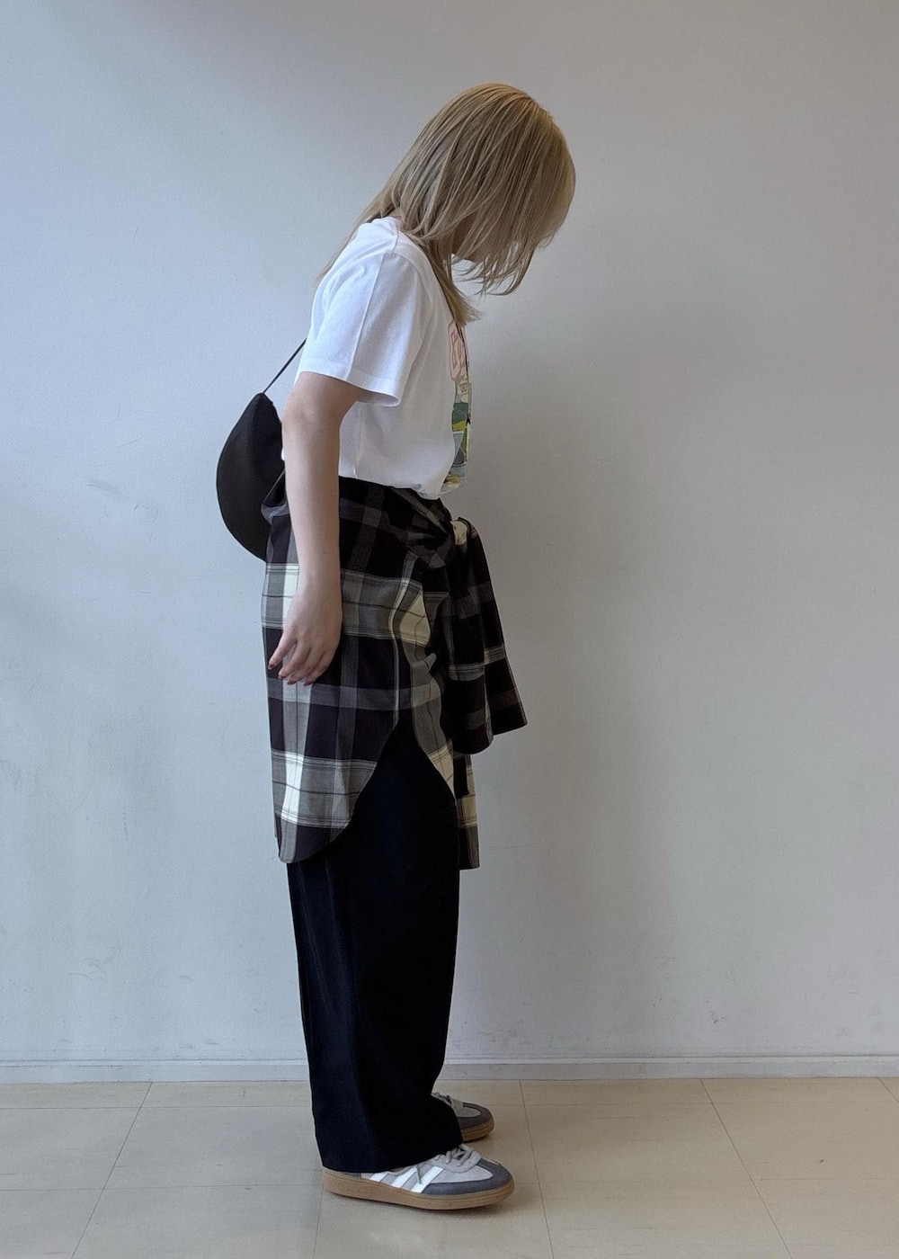 ホワイト系のTシャツ/カットソー、ブラウン系のショルダーバッグ、ブラウン系のシャツ/ブラウスを着用したレディースの夏コーディネートの4枚目の写真