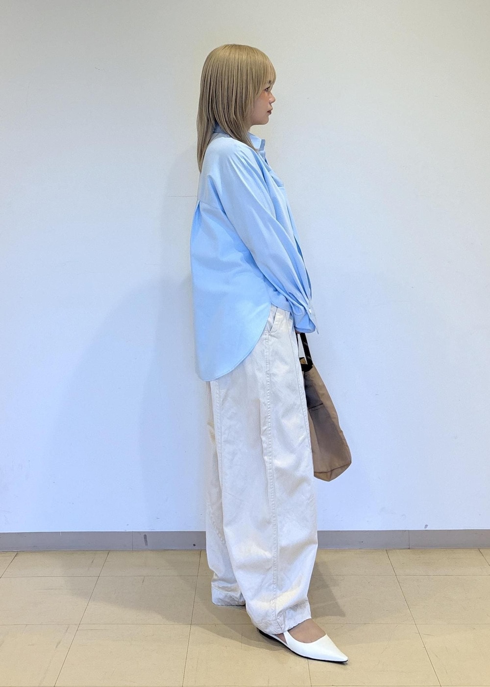 ホワイト系のパンプス、ホワイト系のその他パンツ、ブルー系のシャツ/ブラウスを着用したレディースの春コーディネートの4枚目の写真