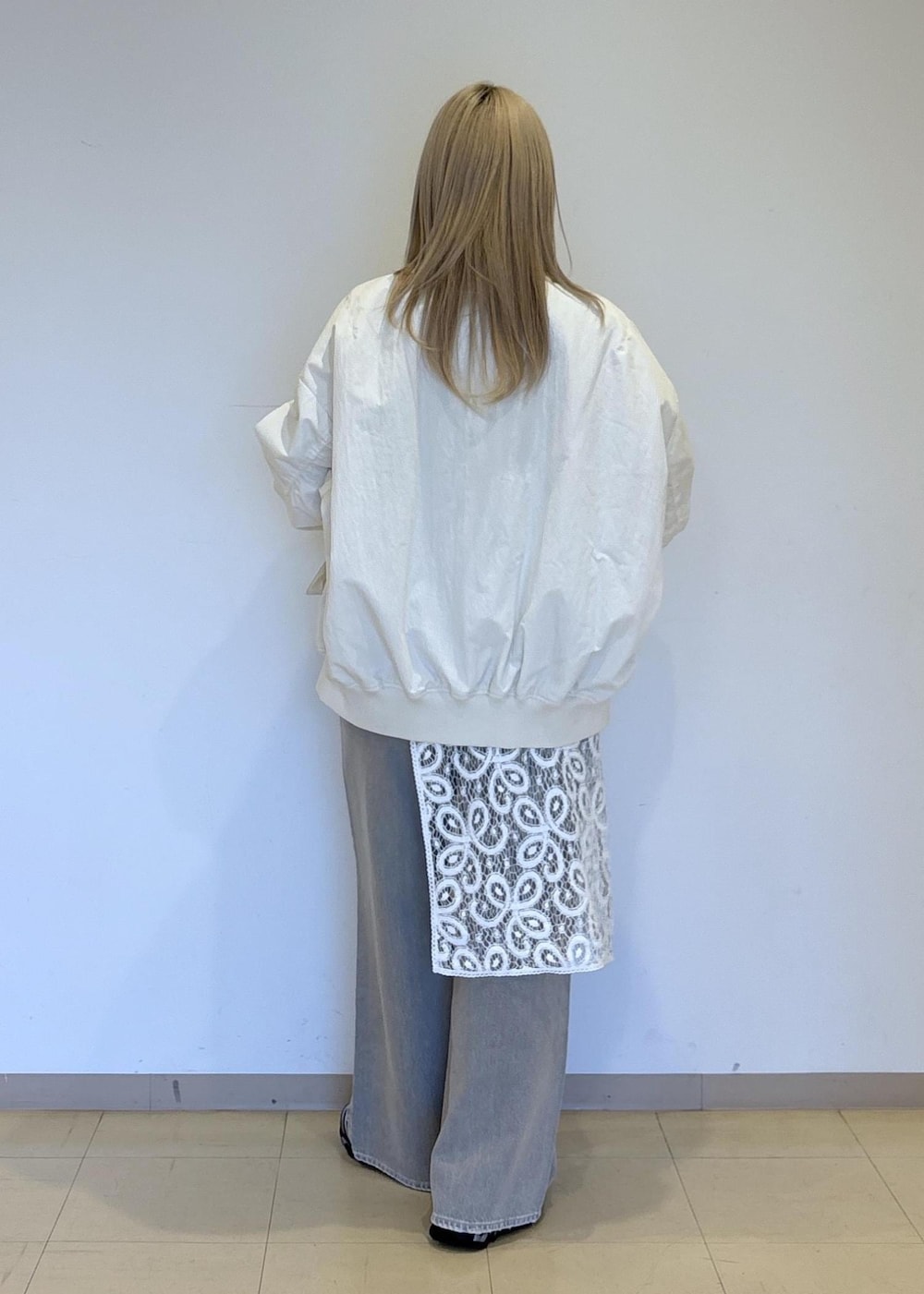 ホワイト系のTシャツ/カットソー、ブラック系のTシャツ/カットソー、ホワイト系のMA-1を着用したレディースの冬コーディネートの3枚目の写真