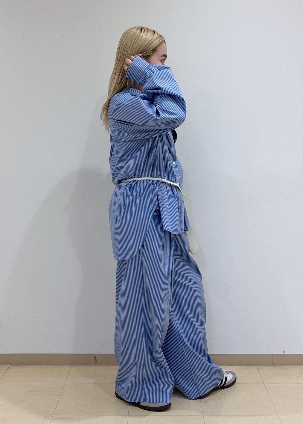 ブルー系のスラックス、ブルー系のシャツ/ブラウスを着用したレディースの秋コーディネートの4枚目の写真