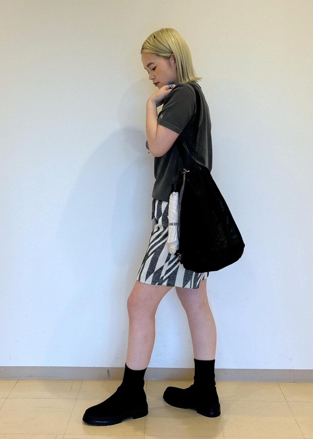 ブラック系のブーツ、ブラック系のショルダーバッグ、ブラック系のその他パンツを着用したレディースの春コーディネートの2枚目の写真