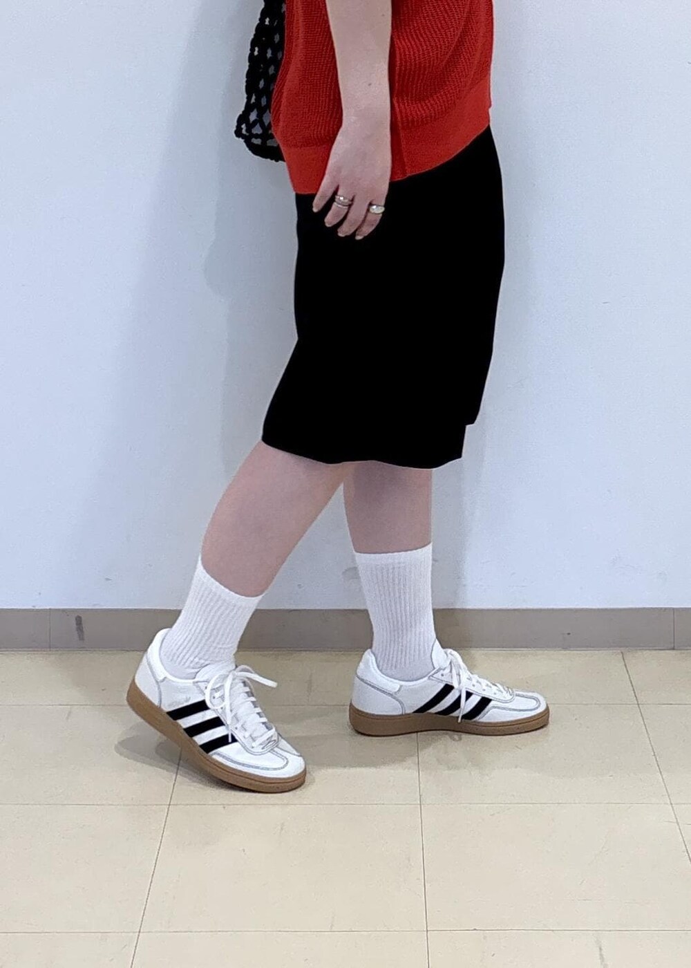 ブラック系のトートバッグ、ブラック系のその他パンツ、レッド系のニット/セーターを着用したレディースの春コーディネートの5枚目の写真