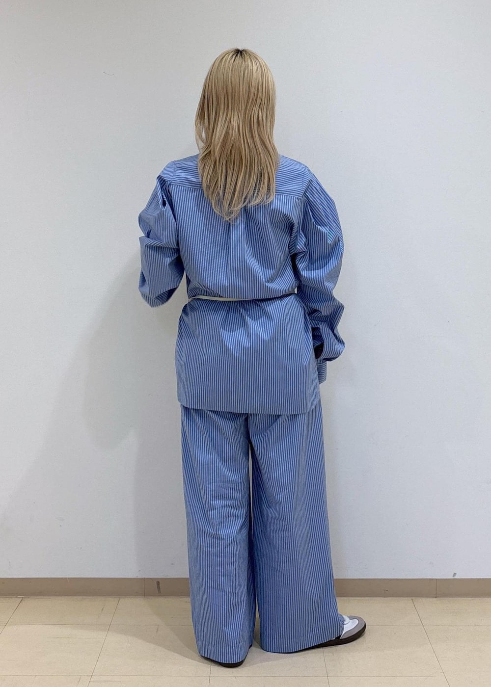 ブルー系のスラックス、ブルー系のシャツ/ブラウスを着用したレディースの秋コーディネートの3枚目の写真