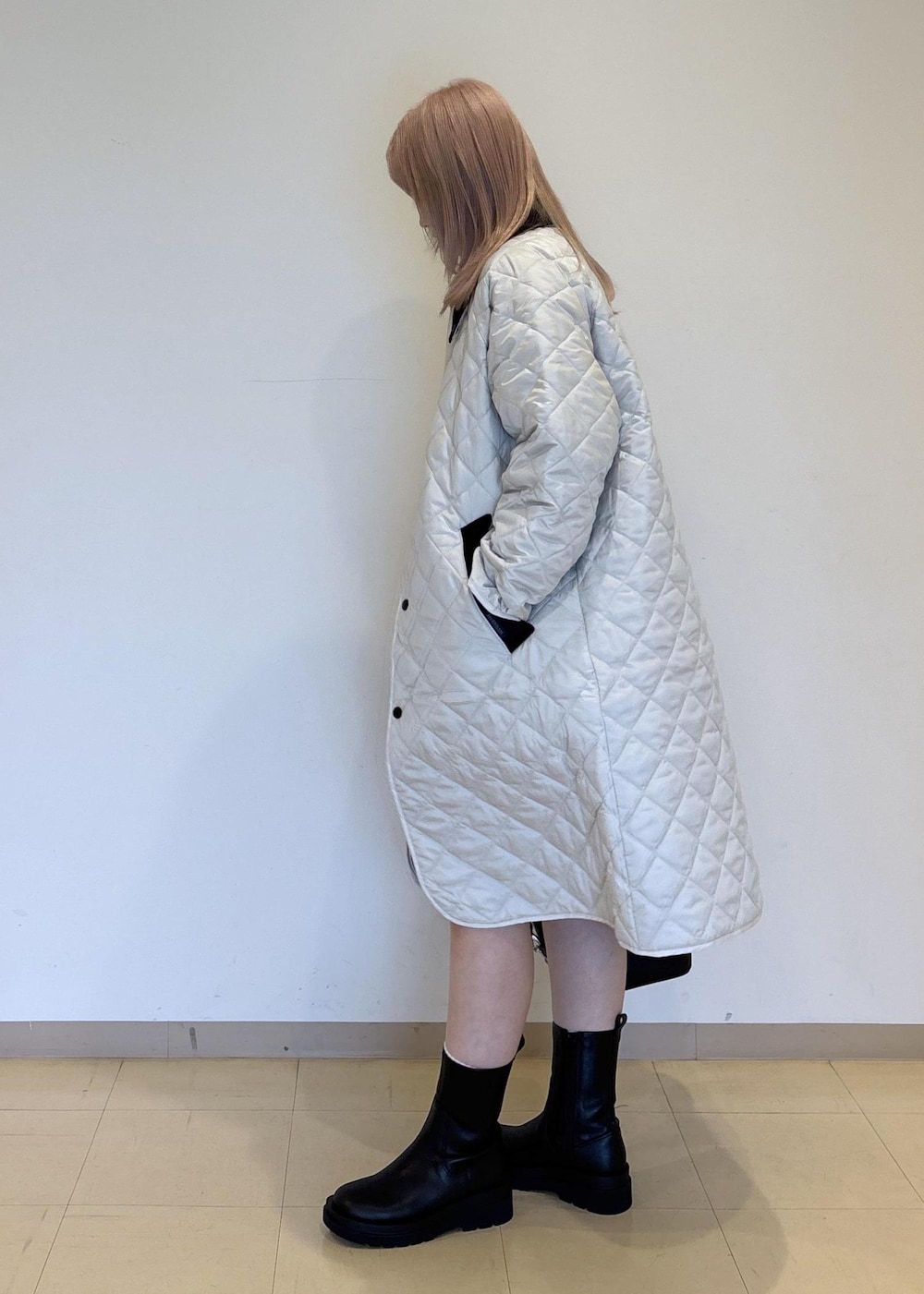 グレー系のカーディガン/ボレロ、ブラック系のブーツ、ブラック系のその他パンツを着用したレディースの秋コーディネートの2枚目の写真