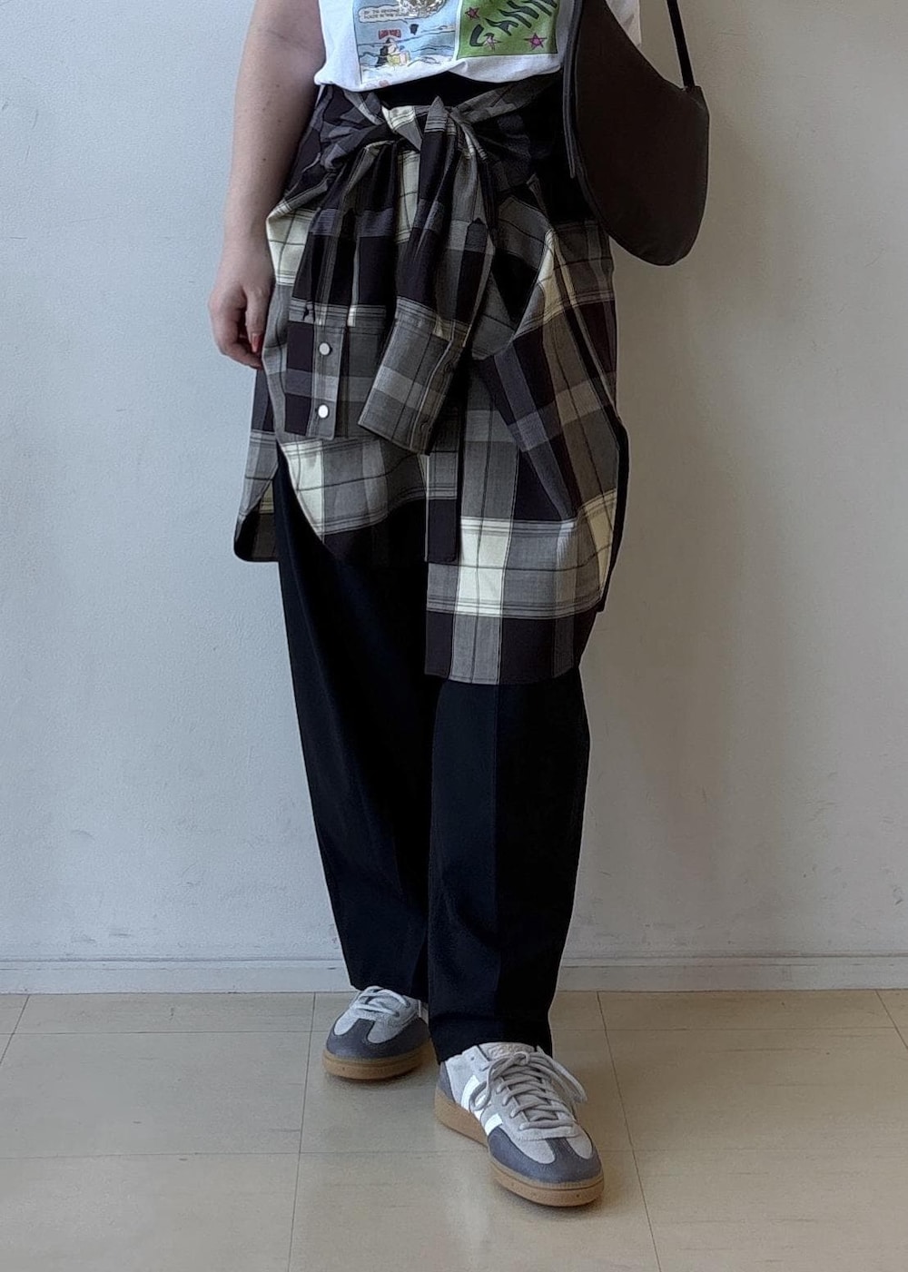 ホワイト系のTシャツ/カットソー、ブラウン系のショルダーバッグ、ブラウン系のシャツ/ブラウスを着用したレディースの夏コーディネートの6枚目の写真