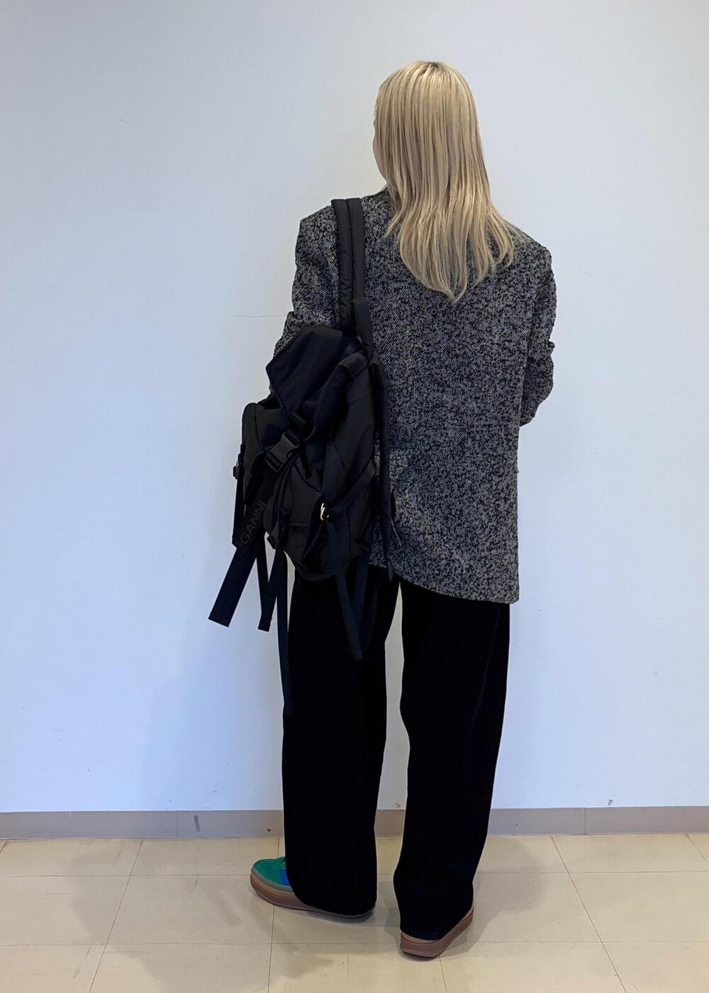 ブラック系のその他パンツ、グレー系のキャミソール、グレー系のテーラードジャケットを着用したレディースの夏コーディネートの3枚目の写真