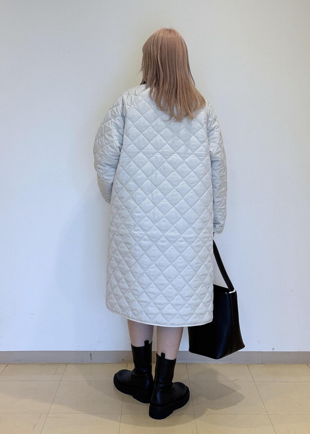 グレー系のカーディガン/ボレロ、ブラック系のブーツ、ブラック系のその他パンツを着用したレディースの秋コーディネートの3枚目の写真