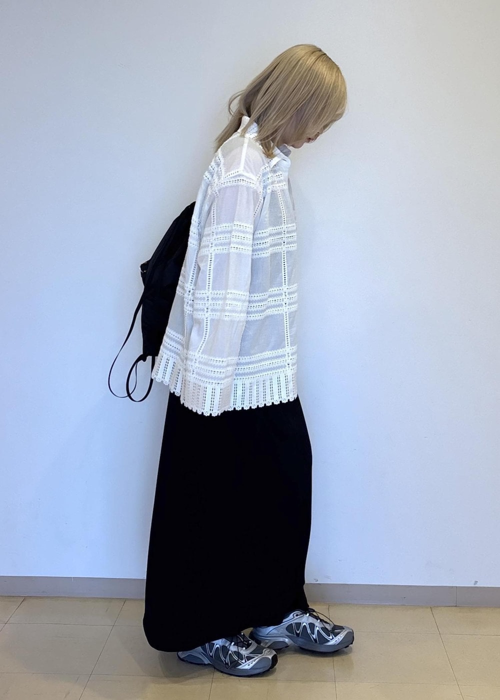 ブラック系のバックパック/リュック、ホワイト系のシャツ/ブラウス、ブラック系のワンピースを着用したレディースの春コーディネートの4枚目の写真