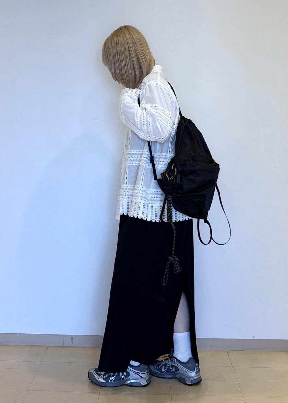 ブラック系のバックパック/リュック、ホワイト系のシャツ/ブラウス、ブラック系のワンピースを着用したレディースの春コーディネートの2枚目の写真