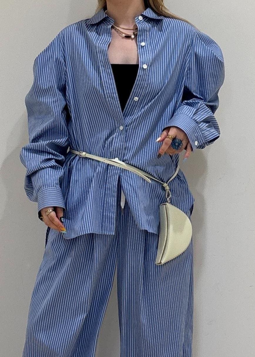 ブルー系のスラックス、ブルー系のシャツ/ブラウスを着用したレディースの秋コーディネートの5枚目の写真