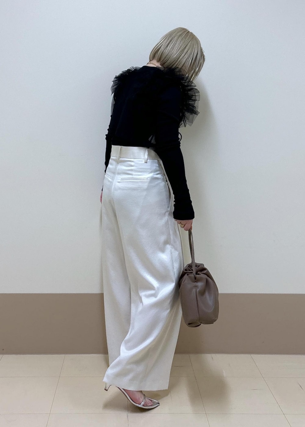 「セットアイテム、チュール、サテン、ADAM ET ROPÉ、FEMME、SDGs、サステナブル、骨格ストレート、ブルべ、きれいめ、フェミニン、春、春コーデ、春ファッション、モノトーン」|「ADAM ET ROPE'の【環境配慮】ビンテージサテンサイドタックパンツ(その他パンツ、ホワイト系)」を使った、e.c.8123さん(レディース・159cm)の春コーディネートの4枚目の写真