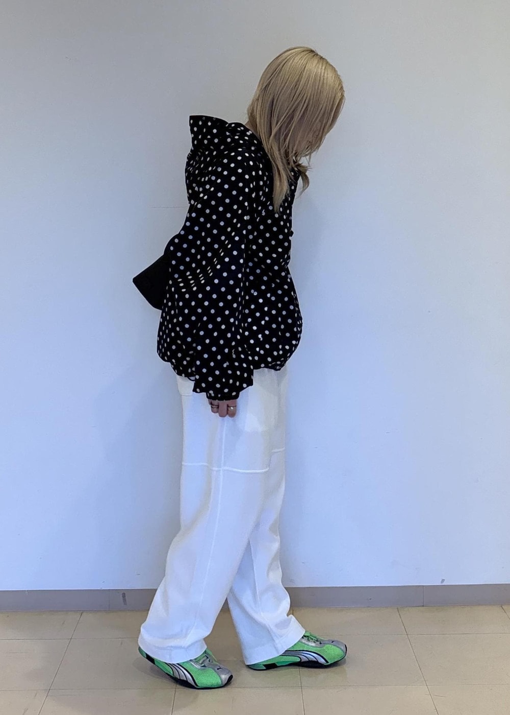 ホワイト系のその他パンツ、ブラック系のナイロンジャケットを着用したレディースの春コーディネートの4枚目の写真