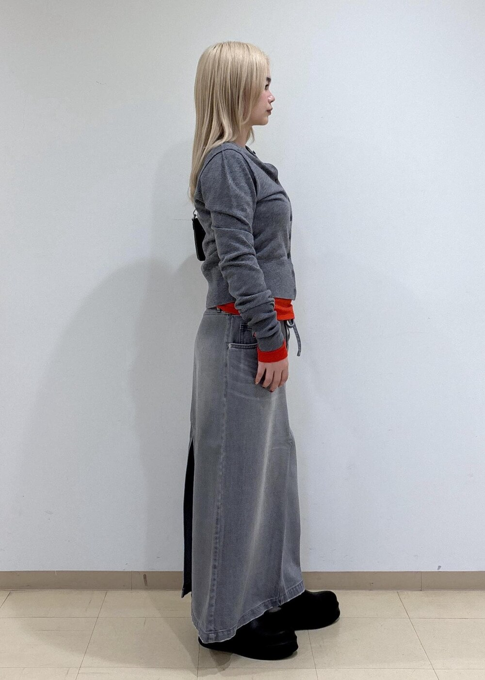 ブラック系のサンダル、レッド系のTシャツ/カットソー、グレー系のカーディガン/ボレロを着用したレディースの秋コーディネートの4枚目の写真